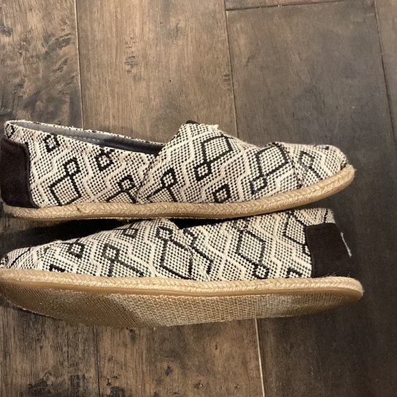 Toms size 7.5black and white - Picture 5 of 5